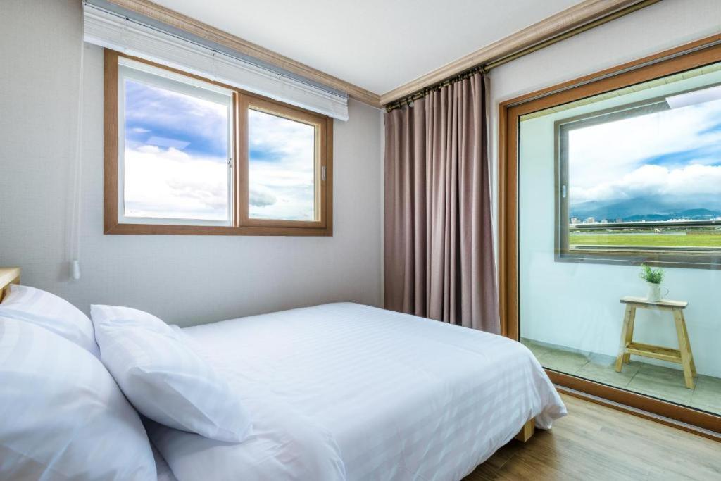 Romance Jeju Pension Exterior photo